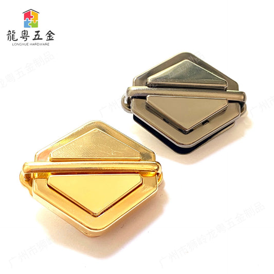Broche triangular